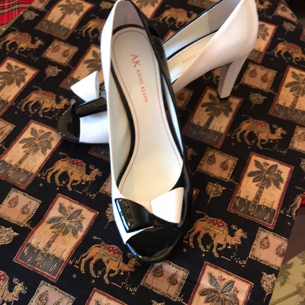 And Klein patent leather open toed two-toned pumps